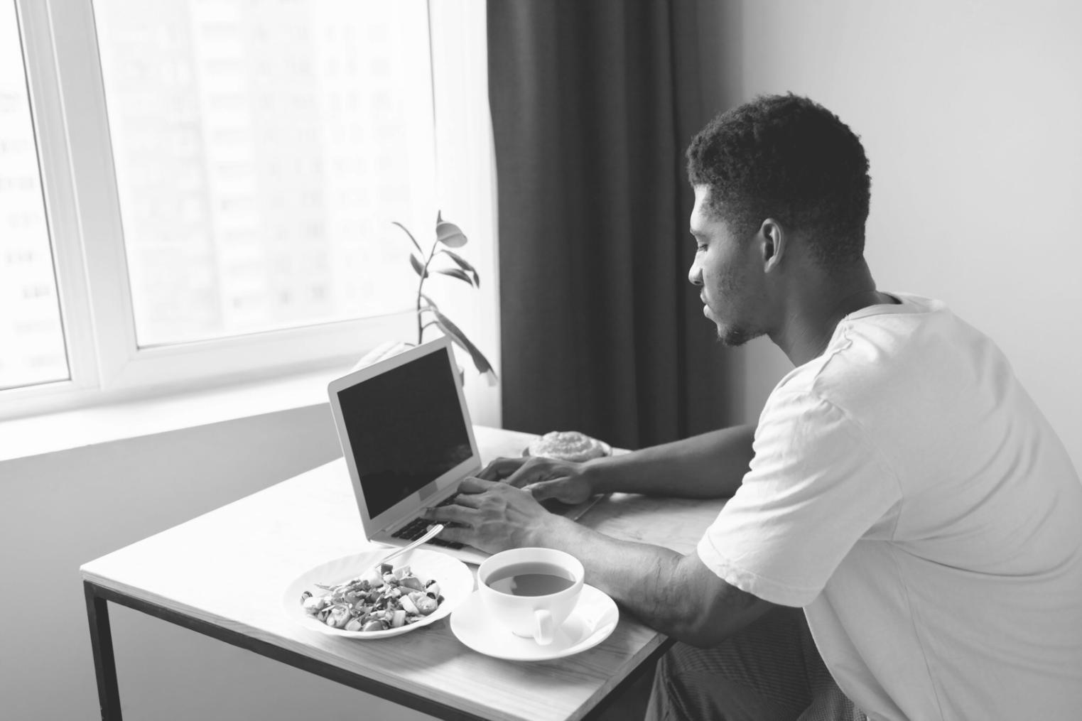 Teilnehmer analysieren Marktdaten in einer Trading-Session